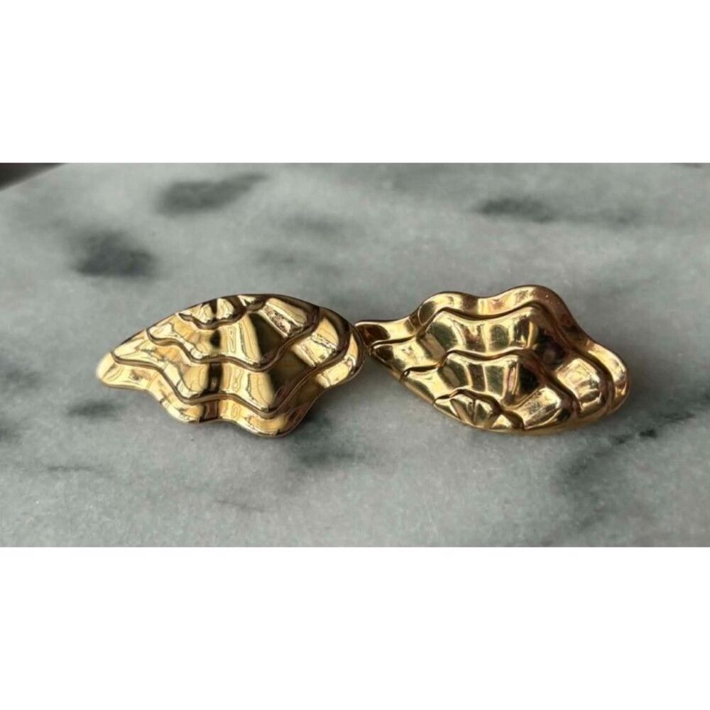 Avon Enchanted Wings Gold Tone Clip On Earrings Textured 1980s Vintage Fashion